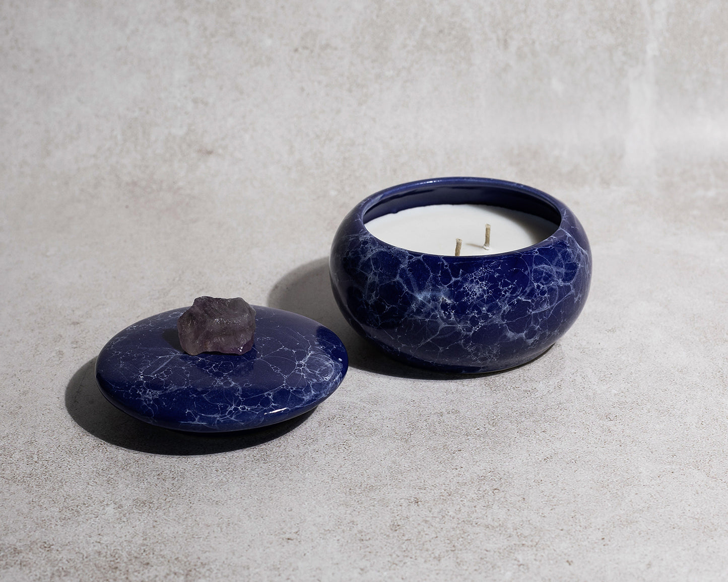 vela-aromatica-azul-marmoleada-decoracion-con-amatista