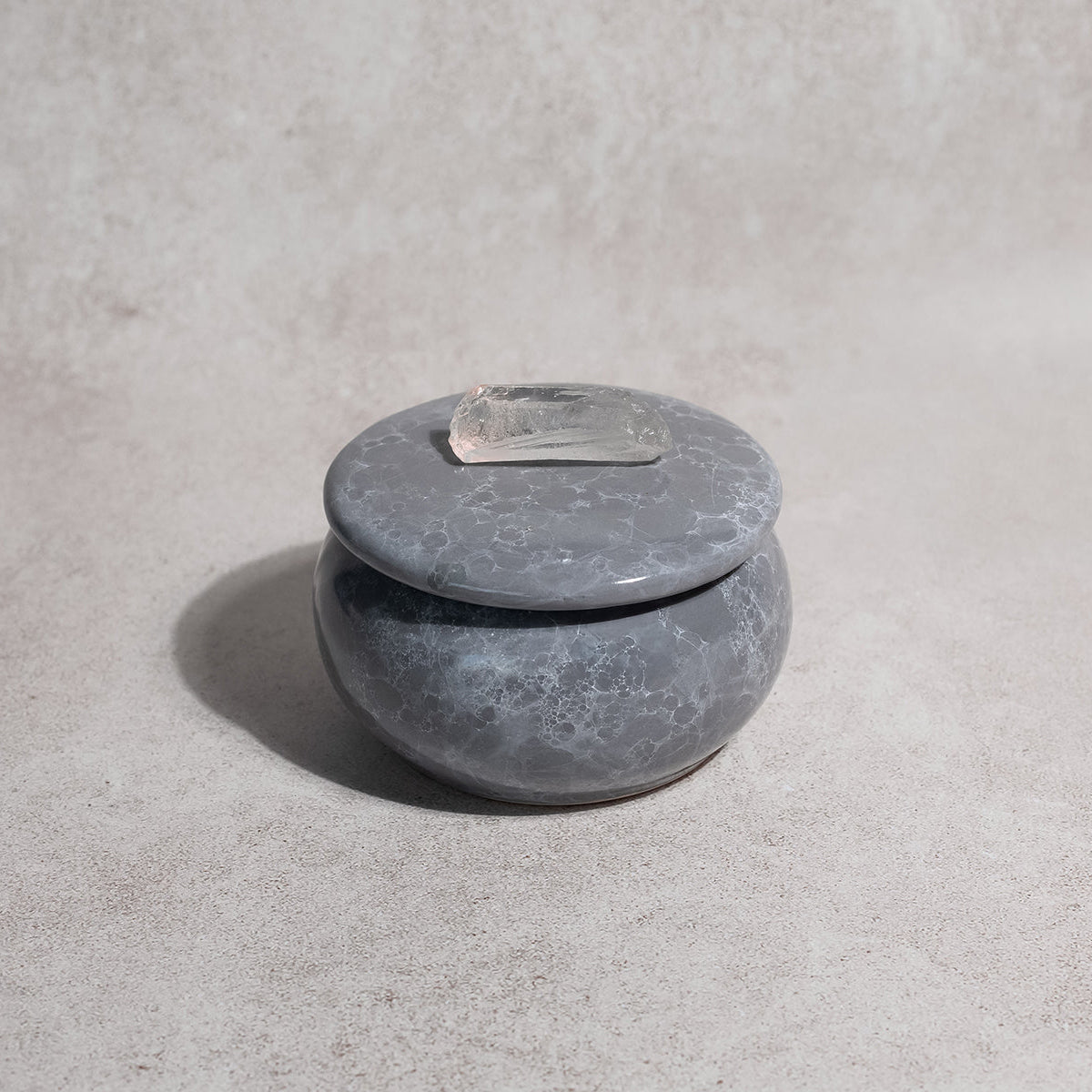 vela-gris-aromatica-con-cuarzo