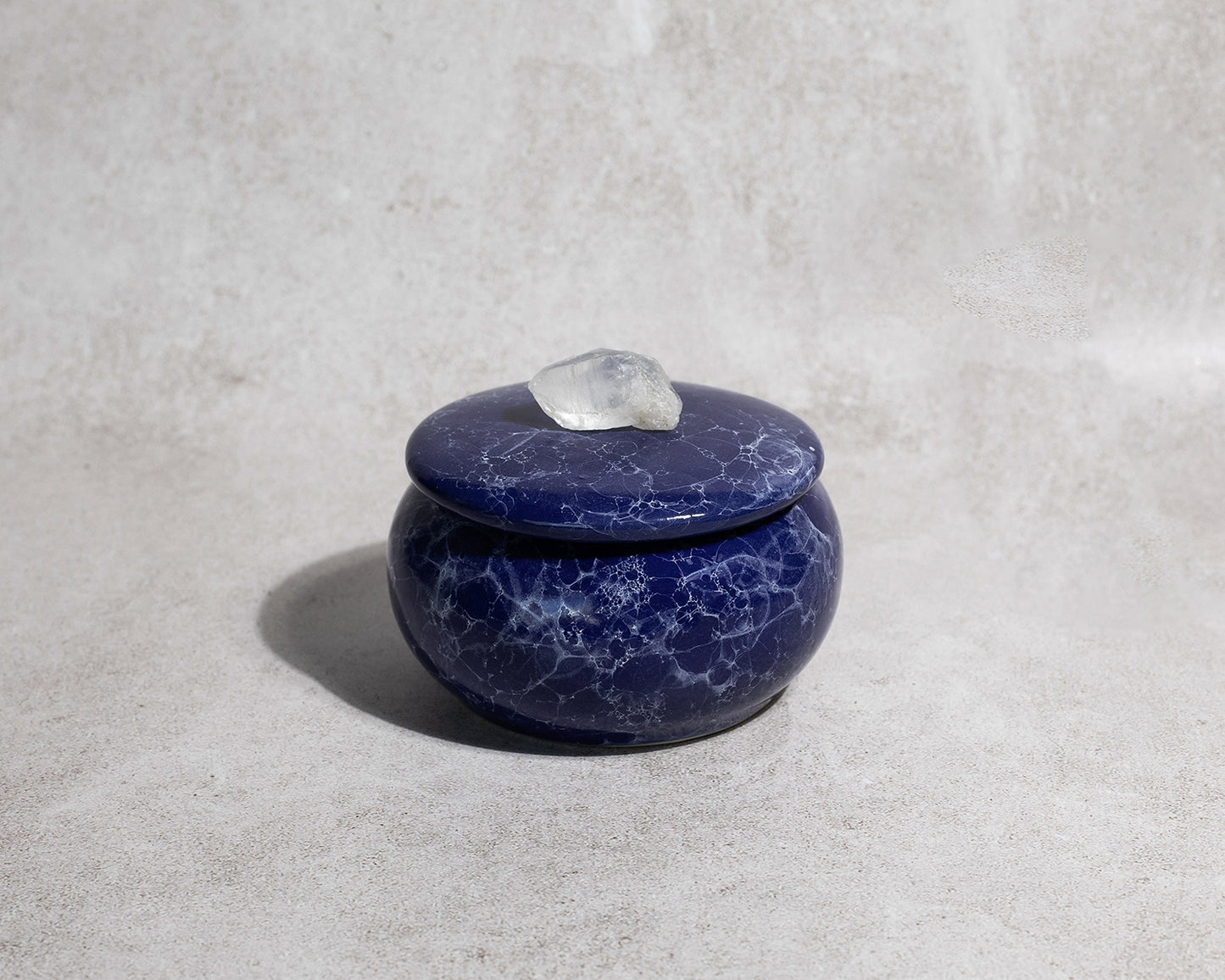 vela-aromatica-azul-marmoleada-decoracion-con-cuarzo
