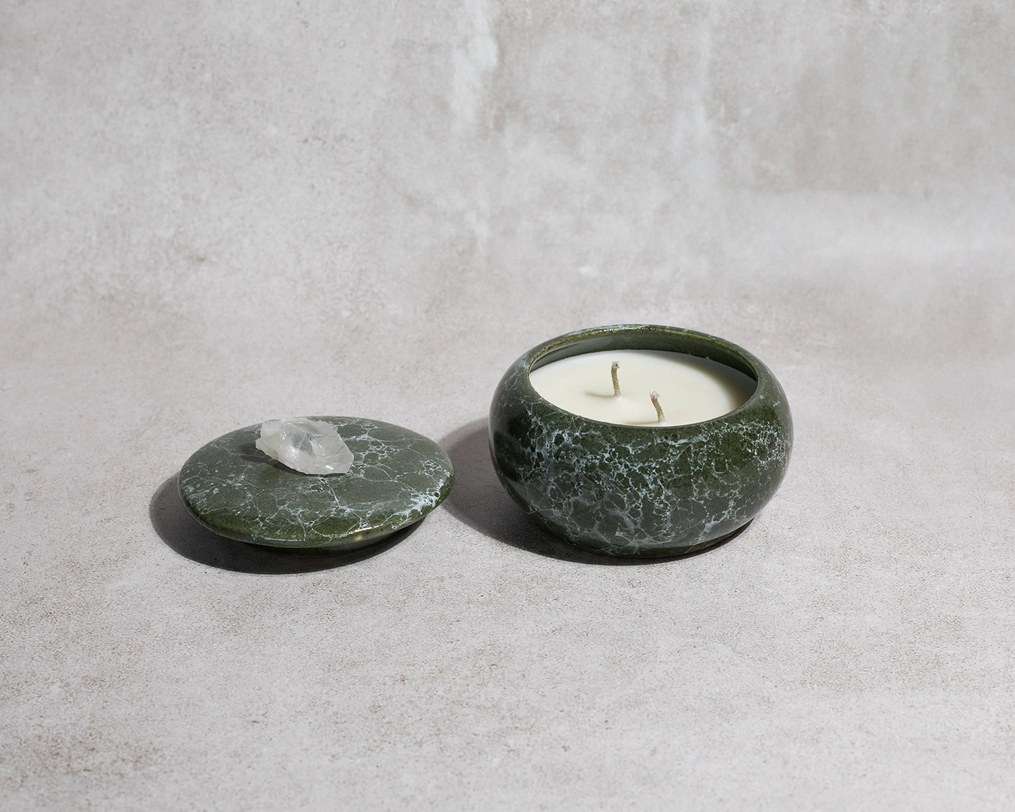 vela-aromatica-verde-artesanal-marmoleado-decoracion-con-cuarzo