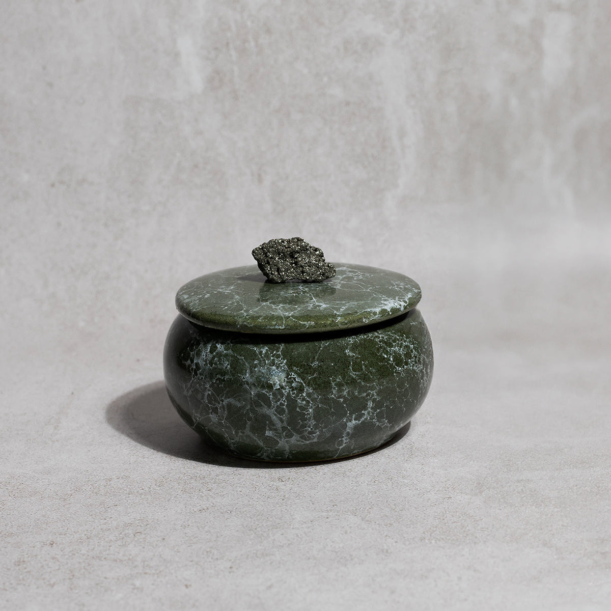 alhajero-decoracion-verde-marmoleado-con-piedra