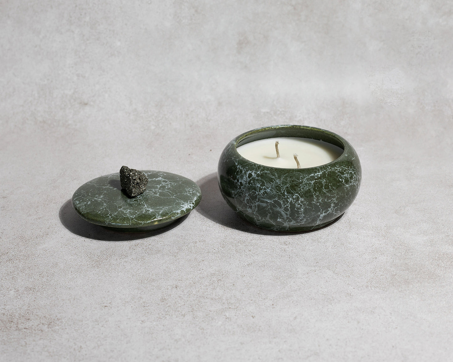 vela-aromatica-verde-artesanal-marmoleado-decoracion
