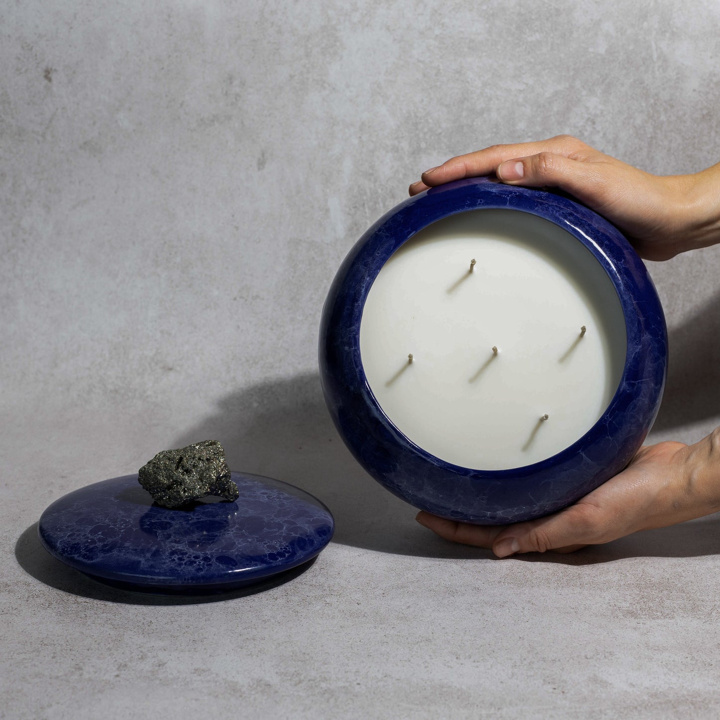 Vela-catalara-jumbo-mar-aromatica-decoracion-con-piedra