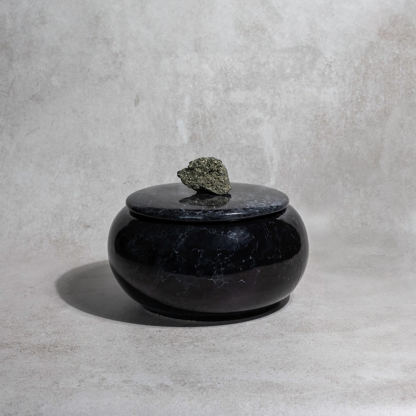 vela-jumbo-negro-con-piedra-aromatica