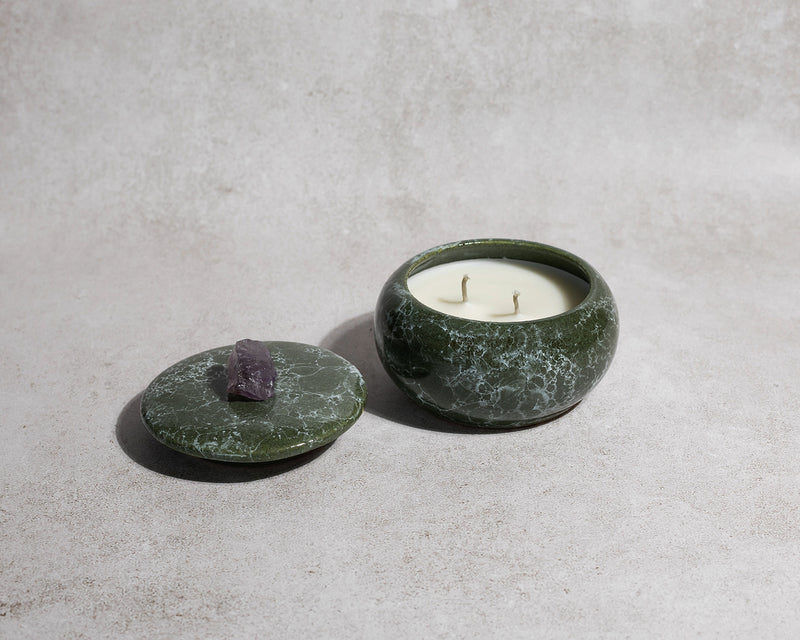 vela-aromatica-verde-artesanal-marmoleado-decoracion-con-amatista
