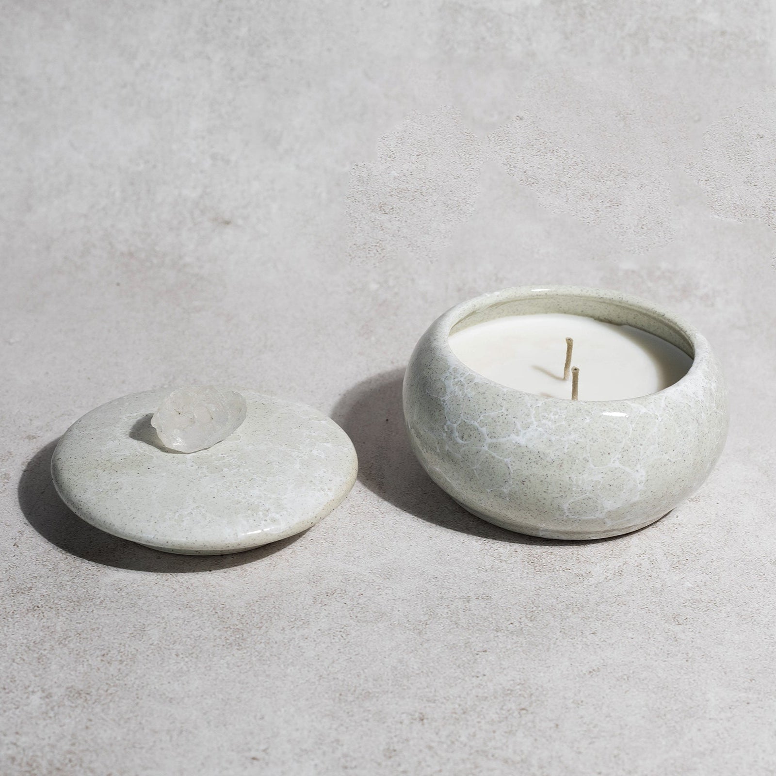 vela-aromatica-blanco-marmoleado-decoracion-amelia-con-cuarzo