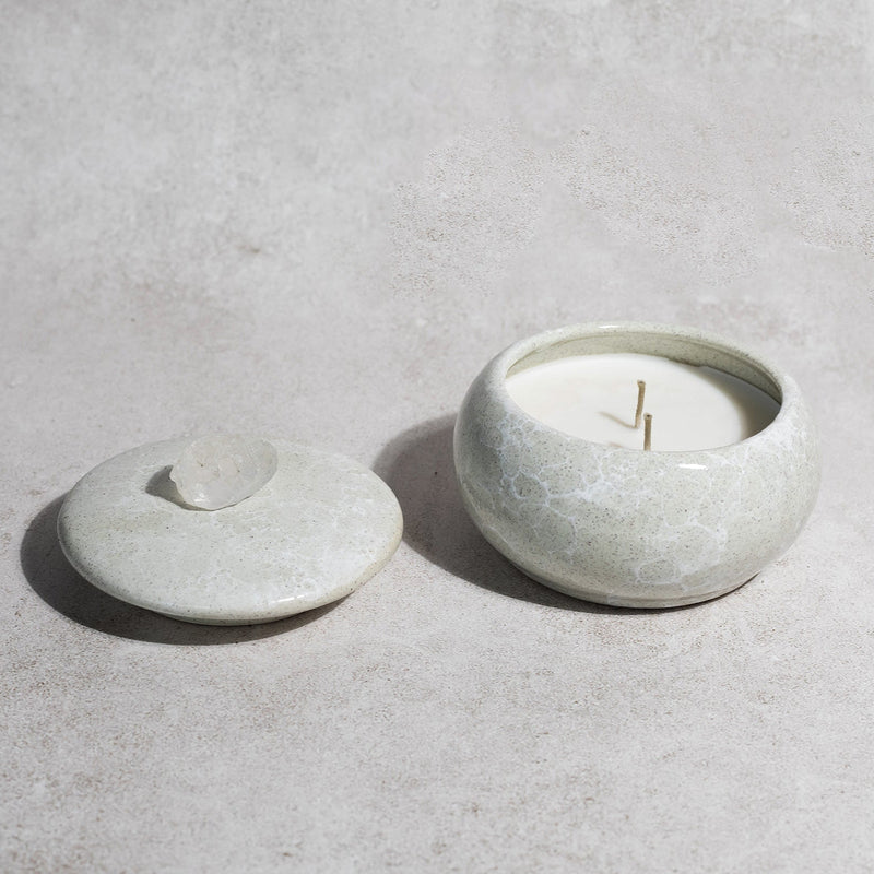 vela-aromatica-blanco-marmoleado-decoracion-amelia-con-cuarzo