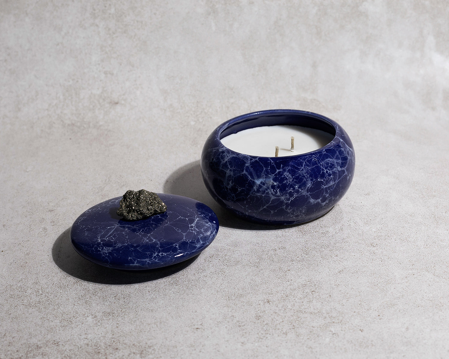 vela-aromatica-azul-marmoleada-decoracion