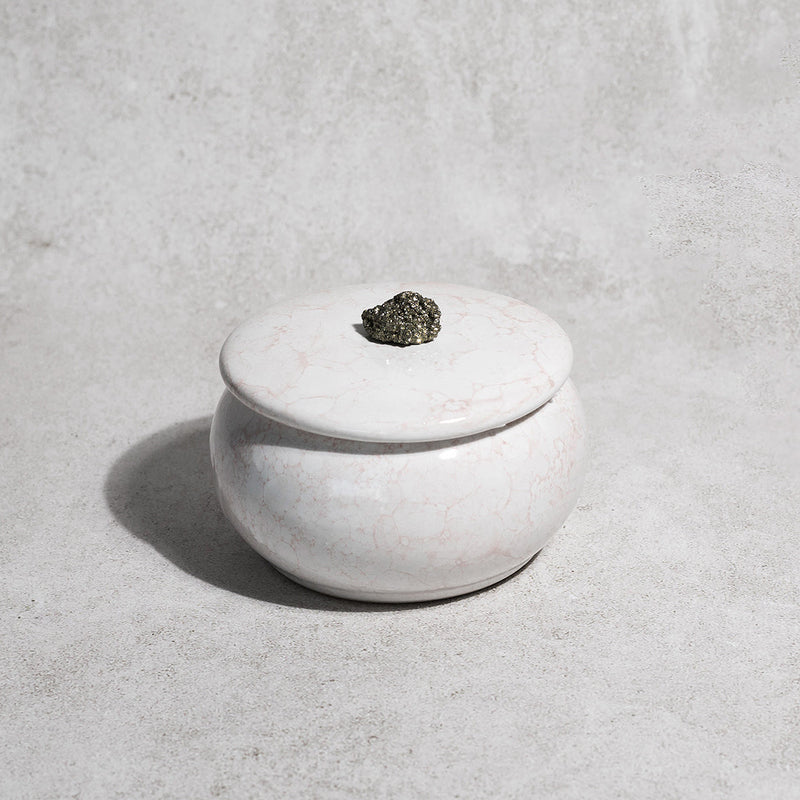 vela-aromatica-blanco-marmoleado-decoracion-con-piedra