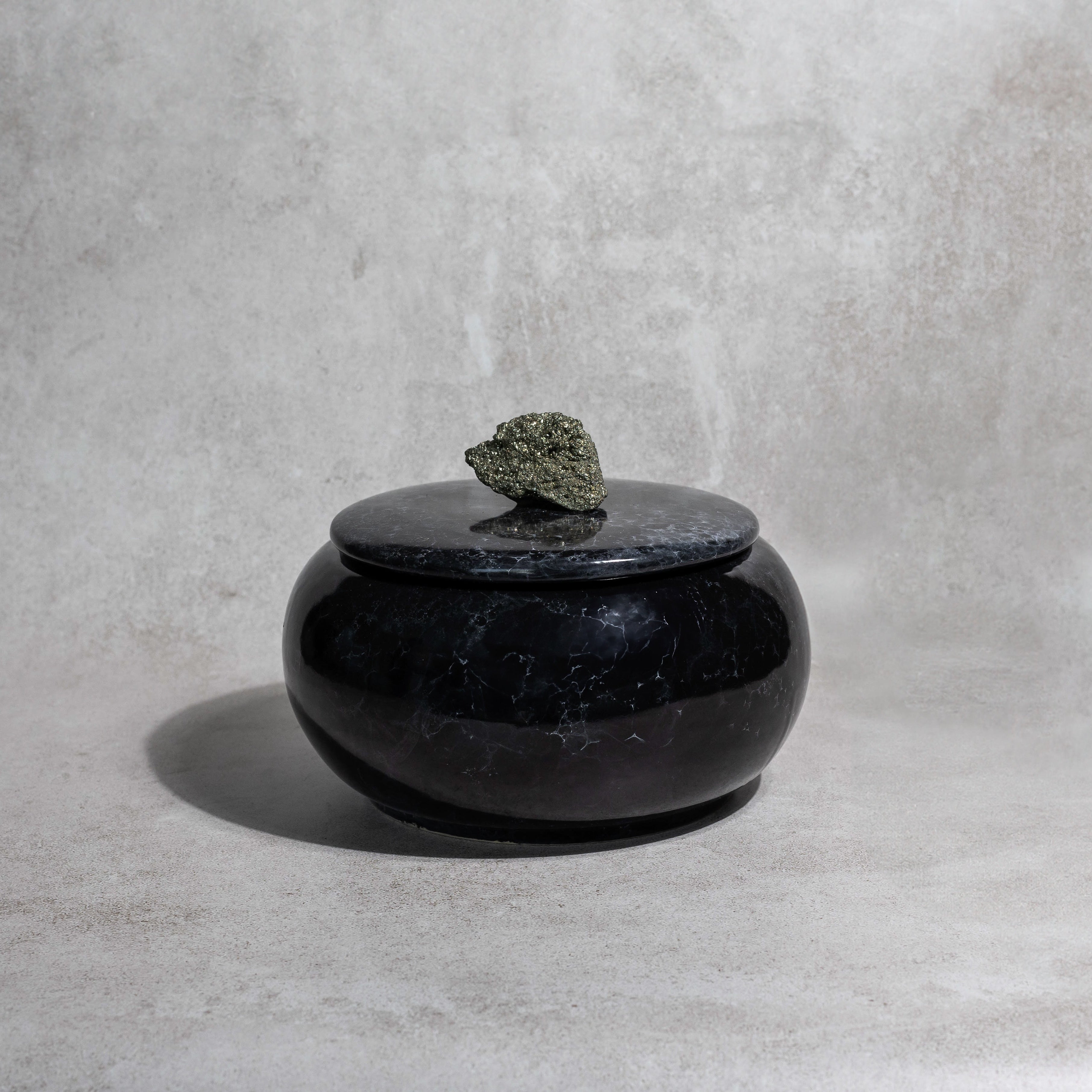 vela-jumbo-negro-con-piedra-aromatica